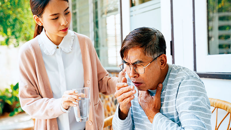除了要防範新冠肺炎，老年人吃飯時也要小心嗆到導致肺炎